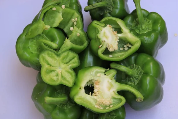 Slice Van Groene Paprika Capsicum Geïsoleerd Witte Achtergrond — Stockfoto