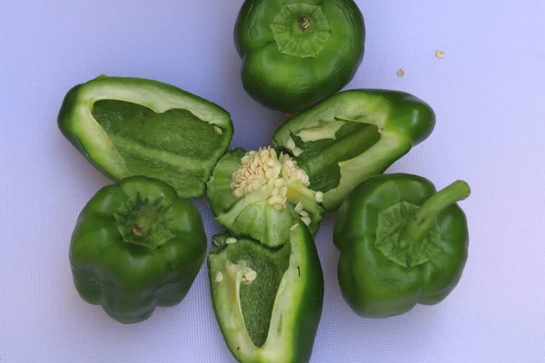 Rebanada Pimiento Verde Pimiento Aislado Sobre Fondo Blanco — Foto de Stock