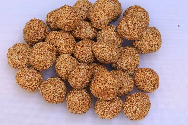 Til Gul Sweet Sesame Laddu Indyjski Festiwal Makar Sankranti Białym — Zdjęcie stockowe