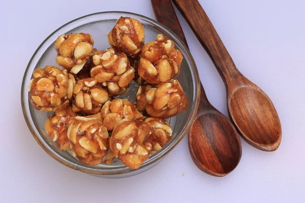 Sağlıklı ve tatlı yer fıstığı veya yer fıstığı ve Jaggery Laddoo
