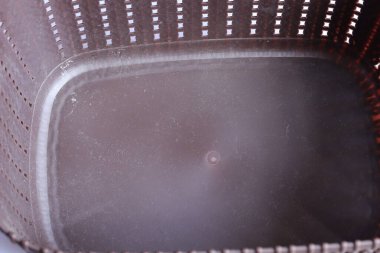 Beyaz izole kahverengi çamaşır sepeti