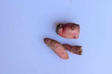 Beyaz arka planda izole edilmiş taze patates.