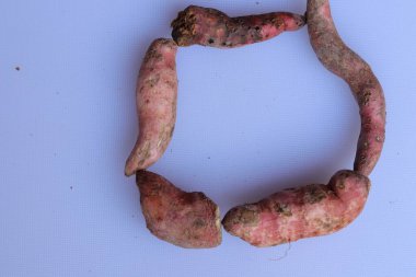 Beyaz arka planda izole edilmiş taze patates.