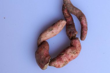 Beyaz arka planda izole edilmiş taze patates.