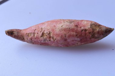 Beyaz arka planda izole edilmiş taze patates.