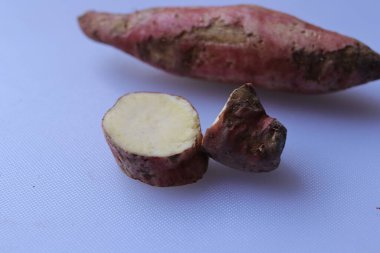 Beyaz arka planda izole edilmiş taze patates.