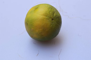 Sarı ve yeşil renk. Olgun. Tatlı limon meyveleri.