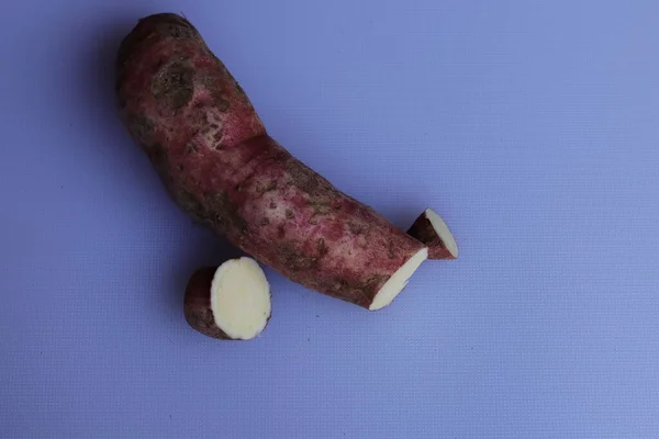 Batatas Frescas Aisladas Sobre Fondo Blanco —  Fotos de Stock