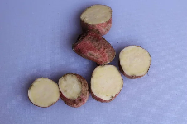 白い背景に隔離された新鮮なサツマイモ — ストック写真