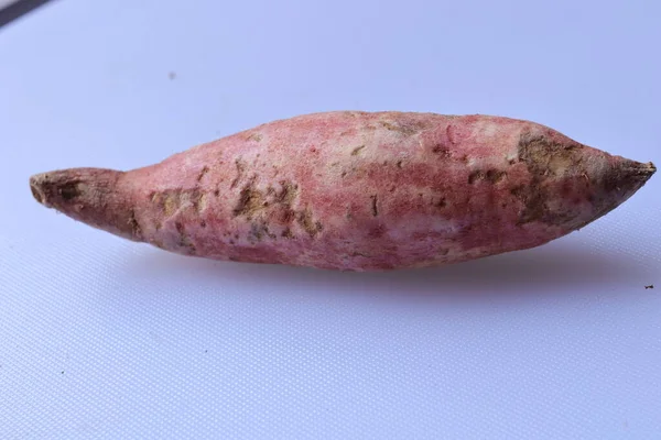白い背景に隔離された新鮮なサツマイモ — ストック写真
