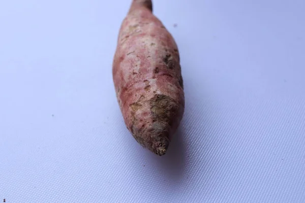 Batatas Doces Frescas Isoladas Fundo Branco — Fotografia de Stock