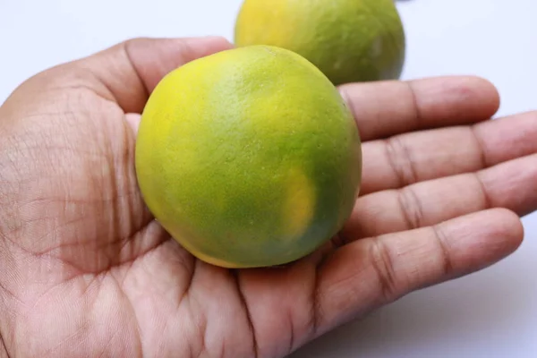 黄绿两色全熟甜柠檬果或柑橘灰塔 — 图库照片