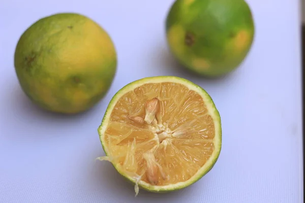 Sarı Yeşil Renk Olgun Tatlı Limon Meyveleri — Stok fotoğraf