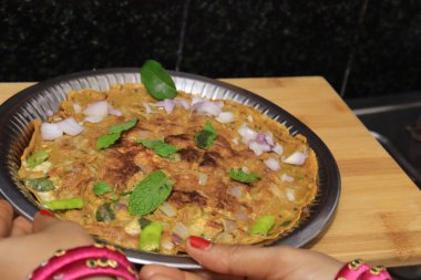 Yumurtalı omlet ahşap arka planda izole edilmiş.