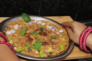 Yumurtalı omlet ahşap arka planda izole edilmiş.
