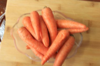 Beyaz arka planda taze ve tatlı havuç