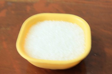 organik şeker ahşap zemin üzerinde izole