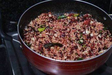 Dilimlenmiş pancar kızartması, beyaz arka planda izole edilmiş pirinç.