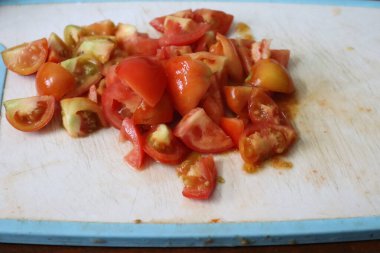 Beyaz arka planda izole edilmiş taze organik tamotolar