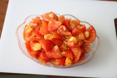 Beyaz arka planda izole edilmiş taze organik tamotolar