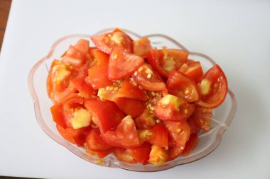 Beyaz arka planda izole edilmiş taze organik tamotolar