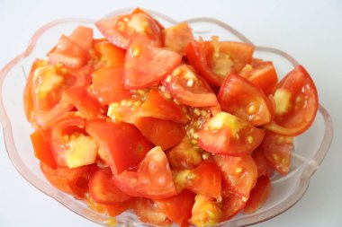 Beyaz arka planda izole edilmiş taze organik tamotolar