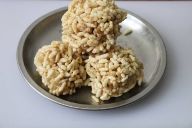 Pofuduk pirinç laddu beyaz bir arka planda izole