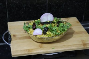 Taze yeşil mango pilavı beyaz arkaplanda izole edilmiş.