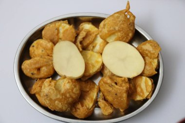 Çıtır yeşil biberli Pakora veya Mirchi Bajji