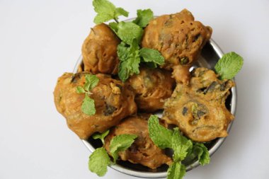Çıtır yeşil biberli Pakora veya Mirchi Bajji