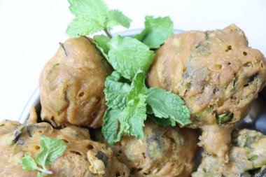 Çıtır yeşil biberli Pakora veya Mirchi Bajji