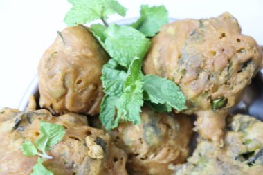 Çıtır yeşil biberli Pakora veya Mirchi Bajji