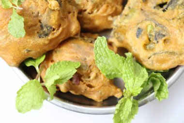 Çıtır yeşil biberli Pakora veya Mirchi Bajji