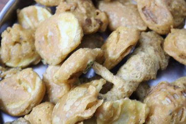 Çıtır yeşil biberli Pakora veya Mirchi Bajji