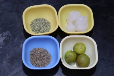 Taze yeşil limon suyu içeriği siyah arkaplanda izole edilmiş.