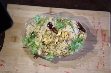 Beyaz arkaplanda yumurta pilavı izole edilmiş.