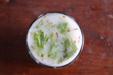 Fress Summer Cooler Lezzetli Minit Cam Kupada Tereyağlı Süt Bırakıyor