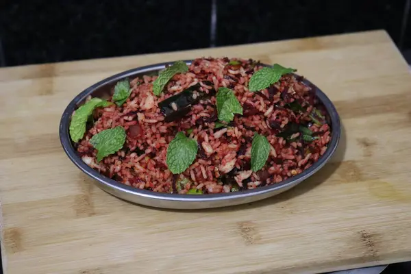 Scheiben Geschnittener Rote Bete Gebratener Reis Isoliert Auf Weißem Hintergrund — Stockfoto