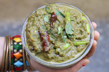 Rozelle beyaz arkaplanda yalıtılmış turşu bırakıyor