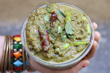 Rozelle beyaz arkaplanda yalıtılmış turşu bırakıyor