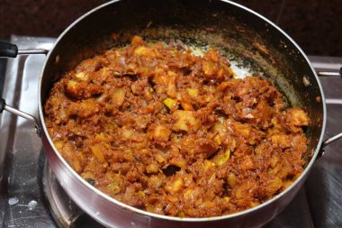 Beyaz arkaplanda taze organik patates körisi izole edilmiş.