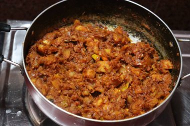 Beyaz arkaplanda taze organik patates körisi izole edilmiş.