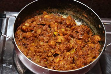 Beyaz arkaplanda taze organik patates körisi izole edilmiş.