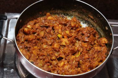 Beyaz arkaplanda taze organik patates körisi izole edilmiş.