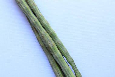 Bateri Çubuğu veya Moringa Oleifera Poss Sebzeleri Beyaz Arkaplanda İzole Edildi