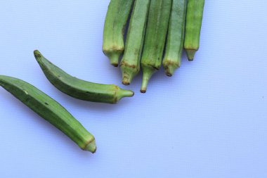 Taze Genç Bayan Parmaklar ya da beyaz arka planda bamya