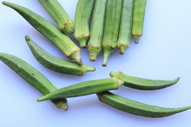 Taze Genç Bayan Parmaklar ya da beyaz arka planda bamya