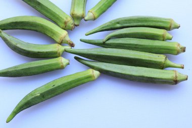 Taze Genç Bayan Parmaklar ya da beyaz arka planda bamya