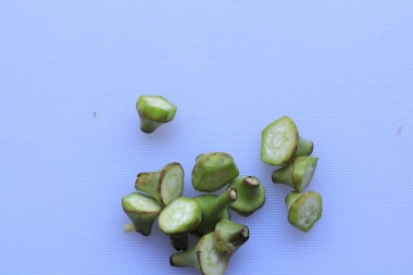 Taze Genç Bayan Parmaklar ya da beyaz arka planda bamya