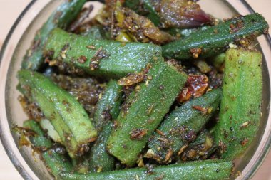 Genç bayan parmak kızartması ya da beyaz arka planda bamya